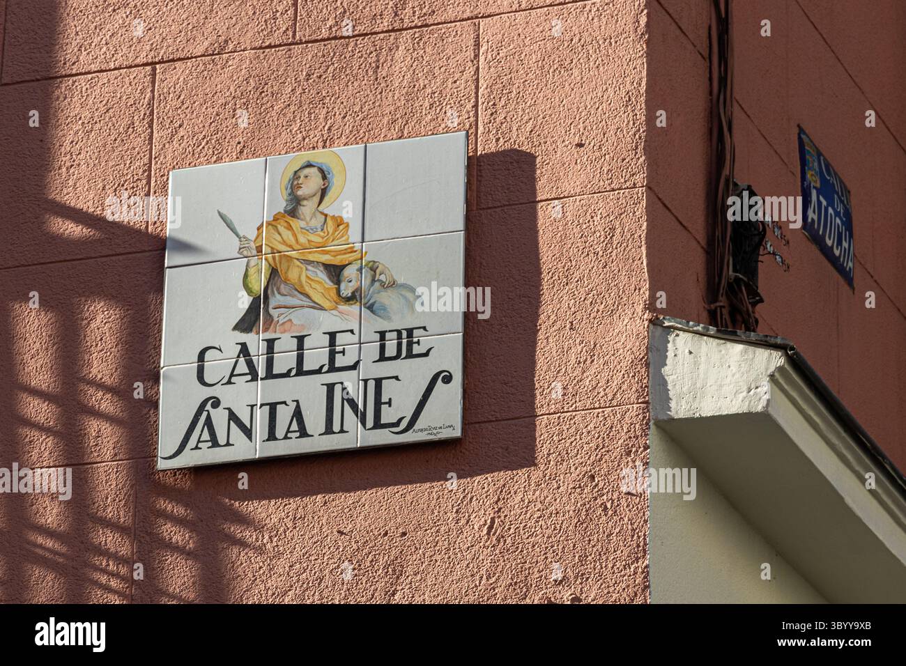 Madrid, Spanien. Keramikschild für die Calle de Santa Ines von Alfredo Ruiz de Luna, das den Heiligen Agnes mit einer Feder und einem Lamm darstellt, mit Farbfu Stockfoto