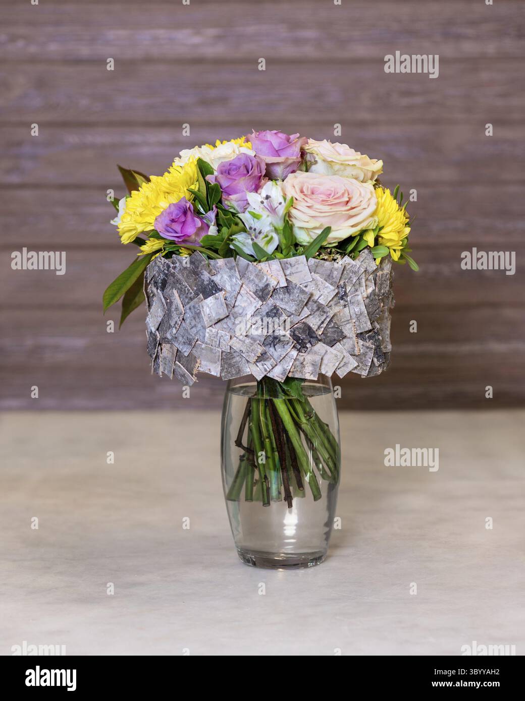Schöner Blumenstrauß in der Vase Stockfoto