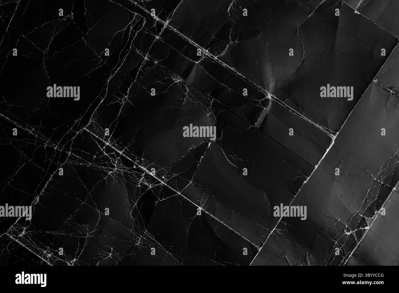 Schwarze alte Papierbögen mit ausgefransten Falten und veralteten Falten. Abstrakter dunkler Grunge-Karton Hintergrund Stockfoto