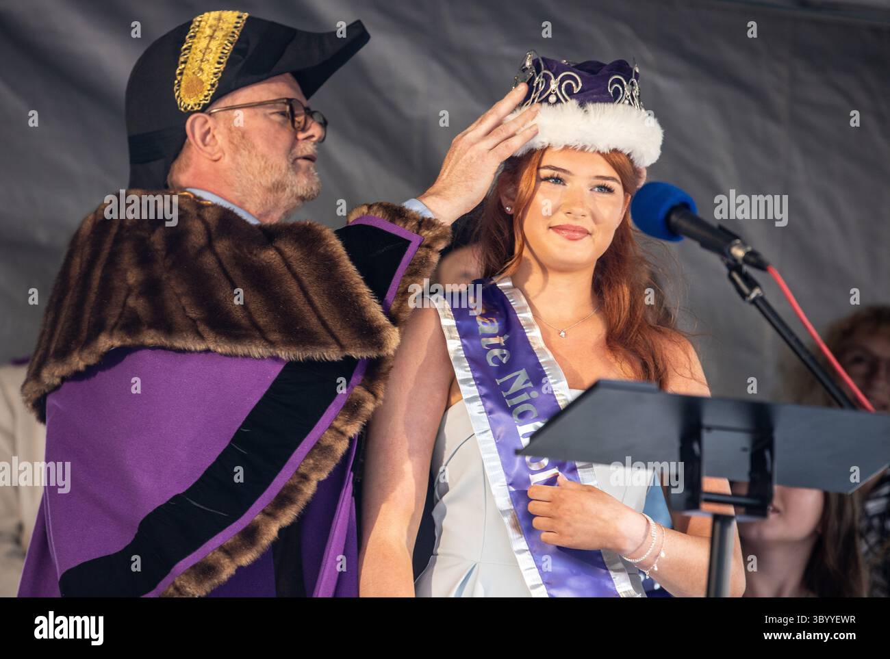 Die Krönung der Tweed-Lachskönigin durch den Bürgermeister von Berwick Stockfoto