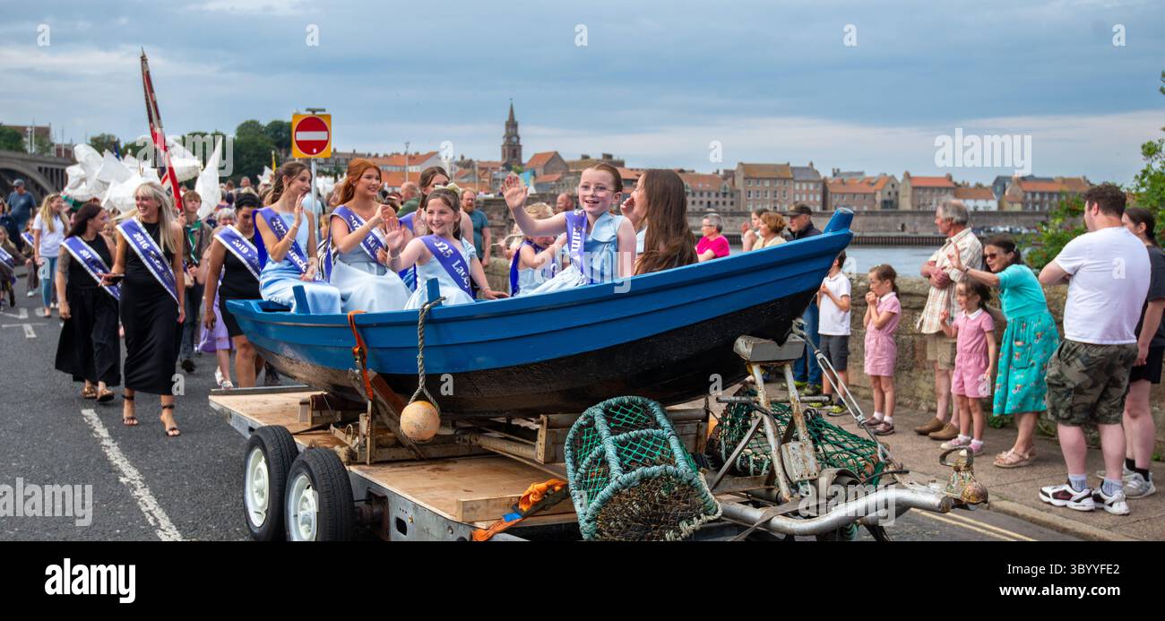 Die Krönung der Tweed-Lachskönigin - die Parade von der Gildenhalle in Berwick über die Old Bridge nach Tweedmouth Stockfoto