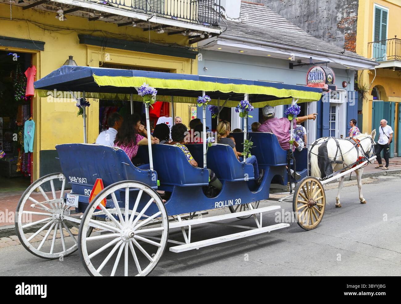 New Orleans, USA - 14. Mai 2015: Gruppe von Personen in einer Kutsche auf einer Besichtigungstour auf der Bourbon Street im French Quarter, New Orleans, USA Stockfoto