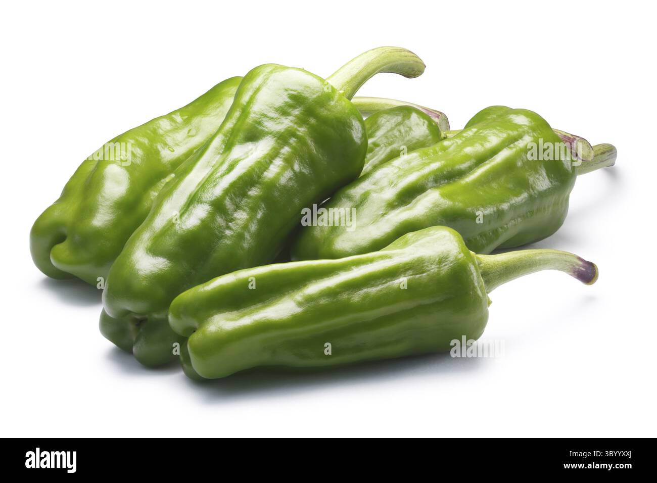 Friggitelli, ein Haufen von toskanischen oder Griechisch milde Paprika, genannt Peperoncini in den USA (Capsicum Annuum). Schneidepfad, Schatten getrennt Stockfoto