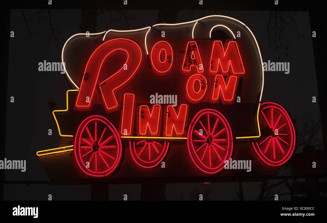 Whitehouse, Texas – 28. November 2024: Vintage Neon Sign at the Boulders on Lake Tyler in Whitehouse, Texas Stockfoto