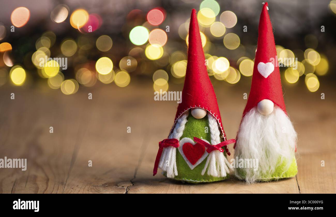 Spielzeug Gnom oder Elf gegen Weihnachtslichter Stockfoto