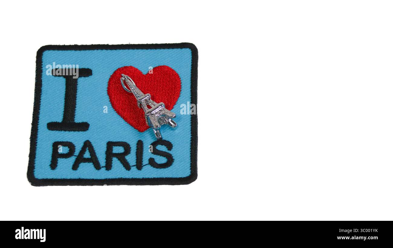 Umweltfreundlicher Stoffaufnäher mit „I LOVE PARIS“ und rotem Herz mit Mini-Eiffelturm. Horizontales Layout mit Kopierraum auf der rechten Seite. Stockfoto