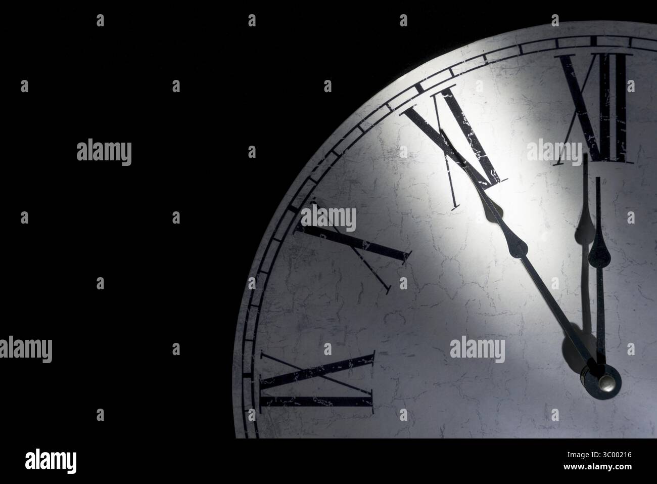 Detail einer Vintage Wanduhr mit römischen Ziffern Fünf Minuten bis Mitternacht als Symbol für Zeitlauf Aus Stockfoto