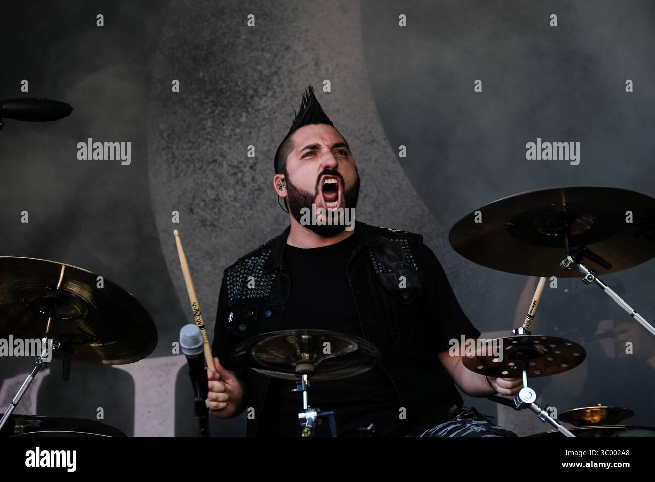 8. Juni 2017 - Interlaken, England, Schweiz - die amerikanische Metalcore-Band von MICE and Men gibt ein Live-Konzert beim Schweizer Musikfestival Greenfield Festival 2017 in Interlaken. Hier ist Drummer Valentino Arteaga live auf der Bühne zu sehen. Schweiz, 08/06 2017. (Foto: © Tilman Jentzsch/Gonzales Foto via ZUMA Press) Stockfoto