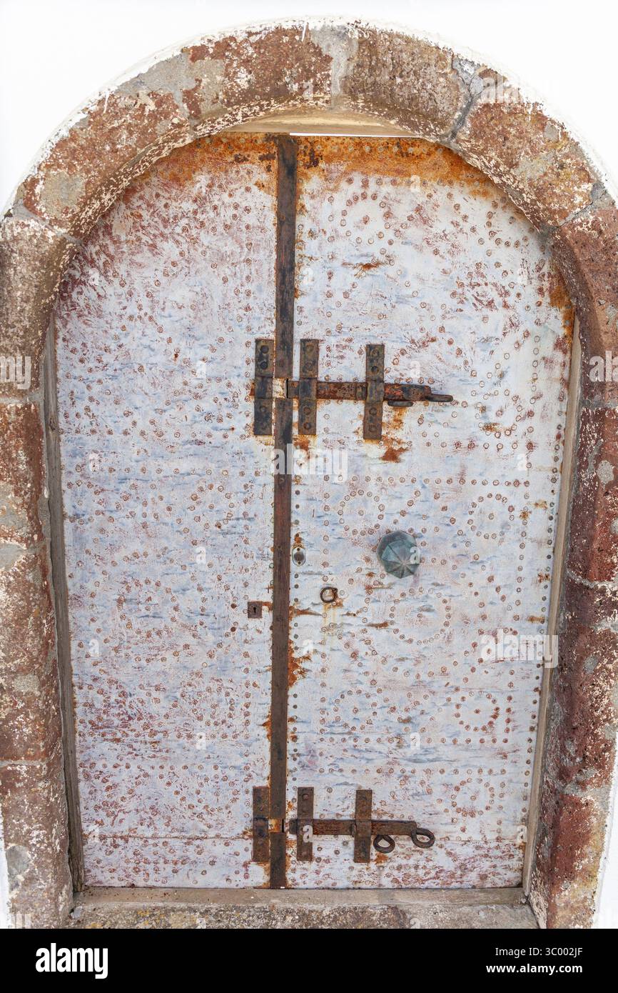 Rostiges Türschloss, alte Kirchentür, Pyrgos, Insel Santorin, Kykladen, Griechenland Stockfoto