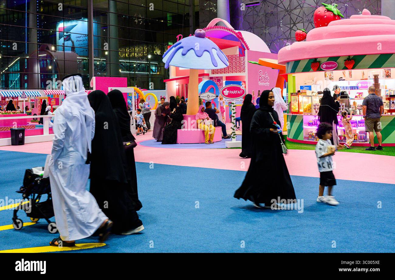 KATAR TOY FESTIVAL IN DOHA Menschen besuchen das Katar Toy Festival im Doha Exhibition and Convention Center DECC in Doha, Katar, am 19. Juli 2025. Die dritte Ausgabe Stockfoto