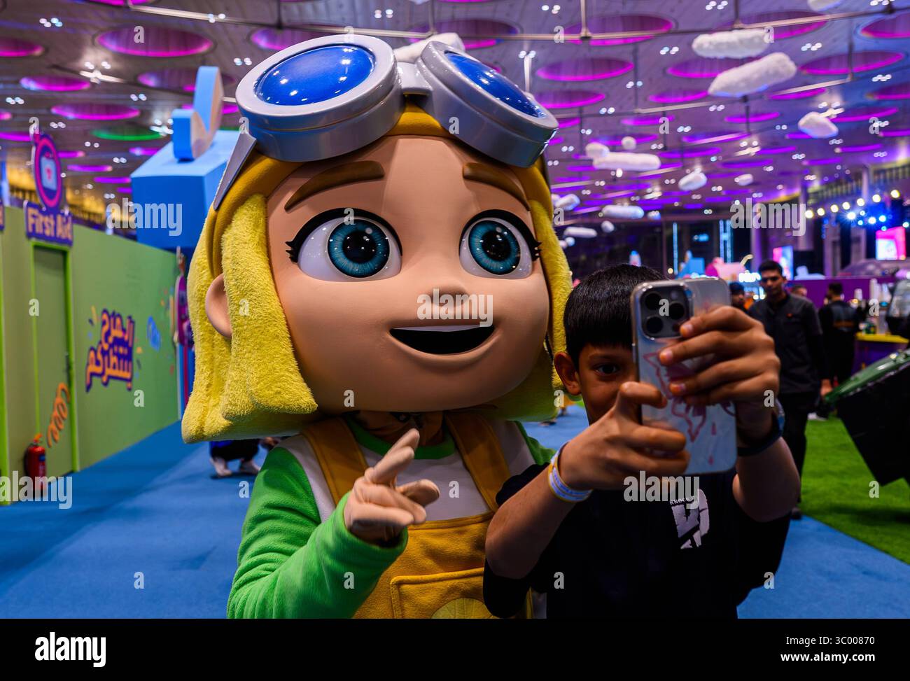 KATAR TOY FESTIVAL IN DOHA Kinder haben Spaß Katar Toy Festival im Doha Exhibition and Convention Center DECC in Doha, Katar, am 19. Juli 2025. Die Thi Stockfoto