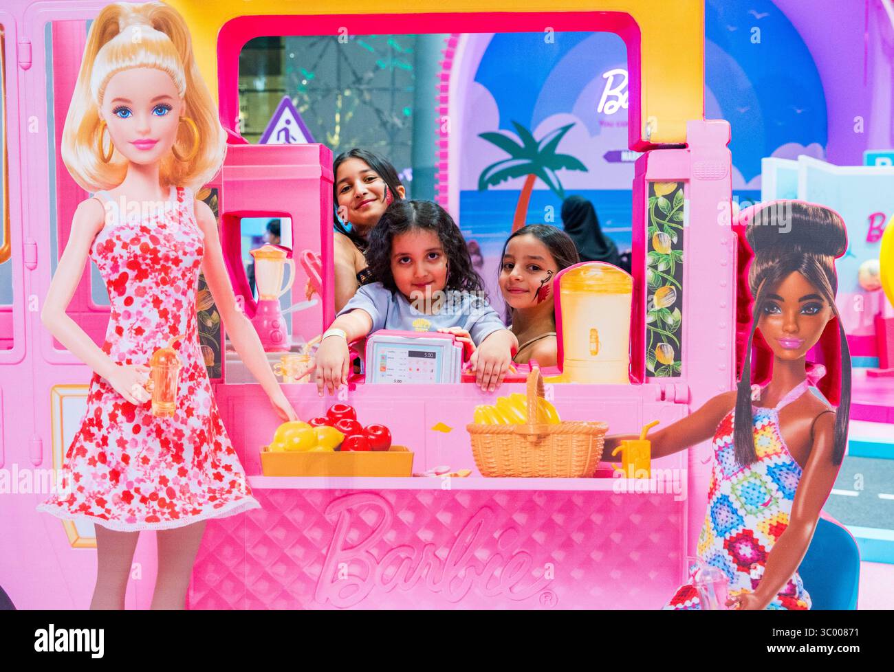 KATAR TOY FESTIVAL IN DOHA Kinder haben Spaß Katar Toy Festival im Doha Exhibition and Convention Center DECC in Doha, Katar, am 19. Juli 2025. Die Thi Stockfoto