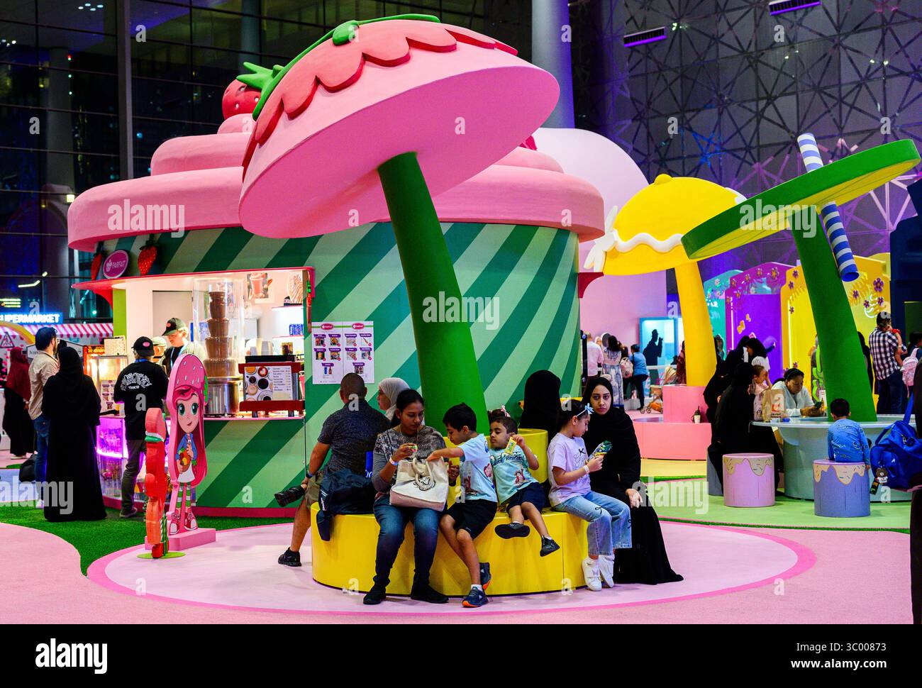 KATAR TOY FESTIVAL IN DOHA Kinder haben Spaß Katar Toy Festival im Doha Exhibition and Convention Center DECC in Doha, Katar, am 19. Juli 2025. Die Thi Stockfoto