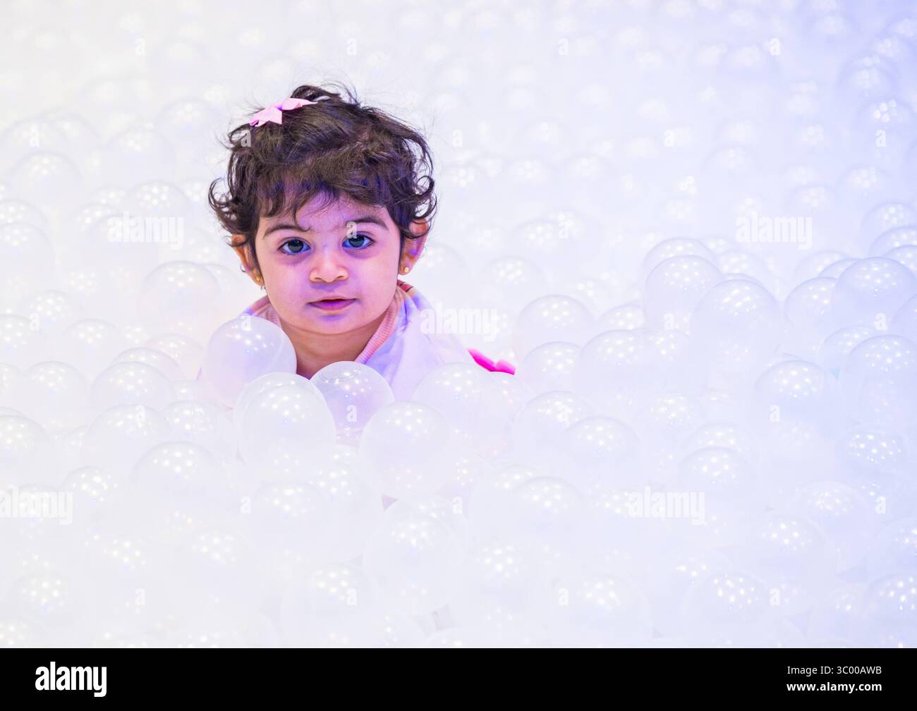 KATAR TOY FESTIVAL IN DOHA Ein Mädchen genießt am 19. Juli 2025 das Katar Toy Festival im Doha Exhibition and Convention Center DECC in Doha, Katar. Die Thi Stockfoto