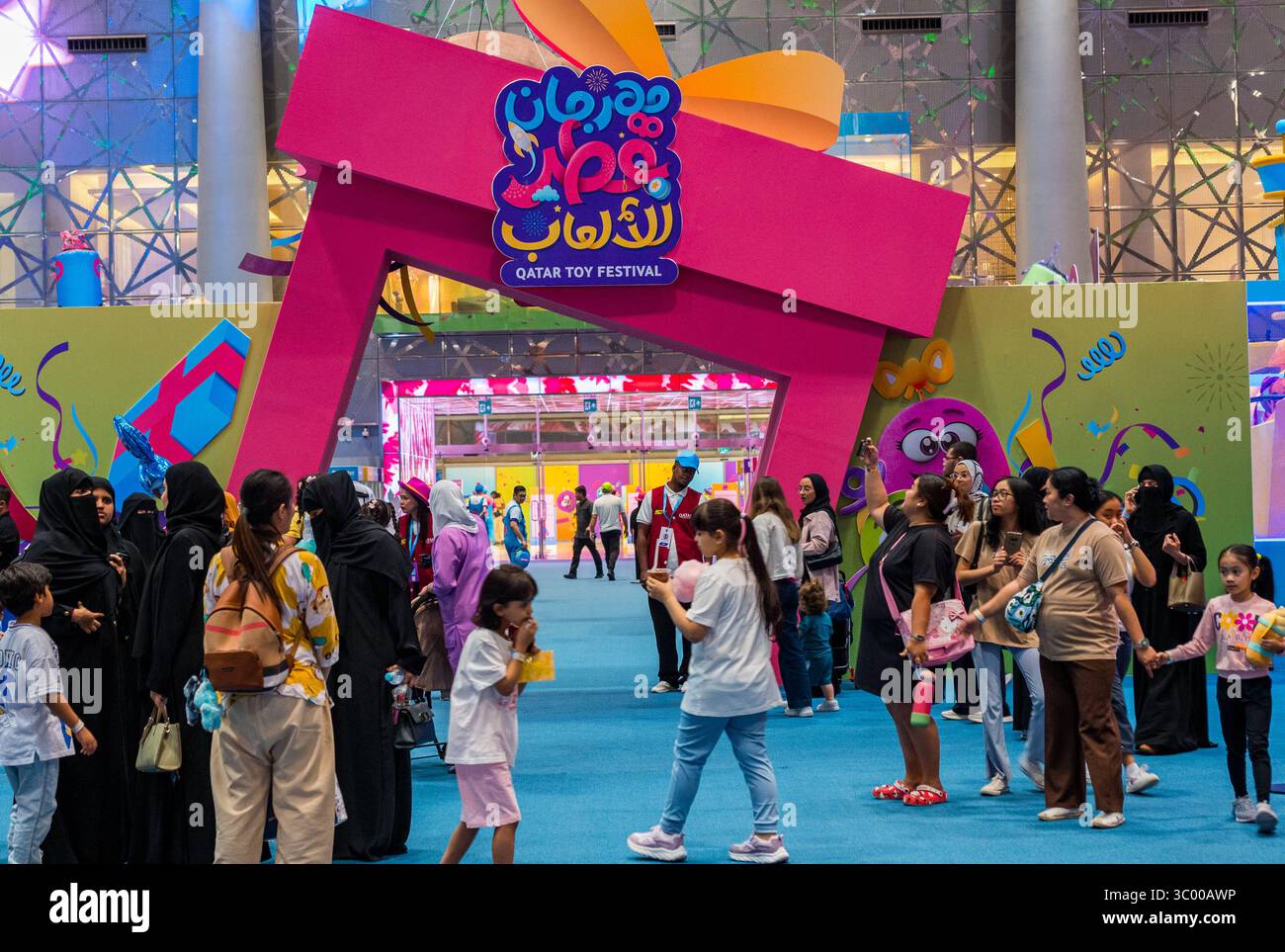 KATAR TOY FESTIVAL IN DOHA Menschen besuchen das Katar Toy Festival im Doha Exhibition and Convention Center DECC in Doha, Katar, am 19. Juli 2025. Die dritte Ausgabe Stockfoto