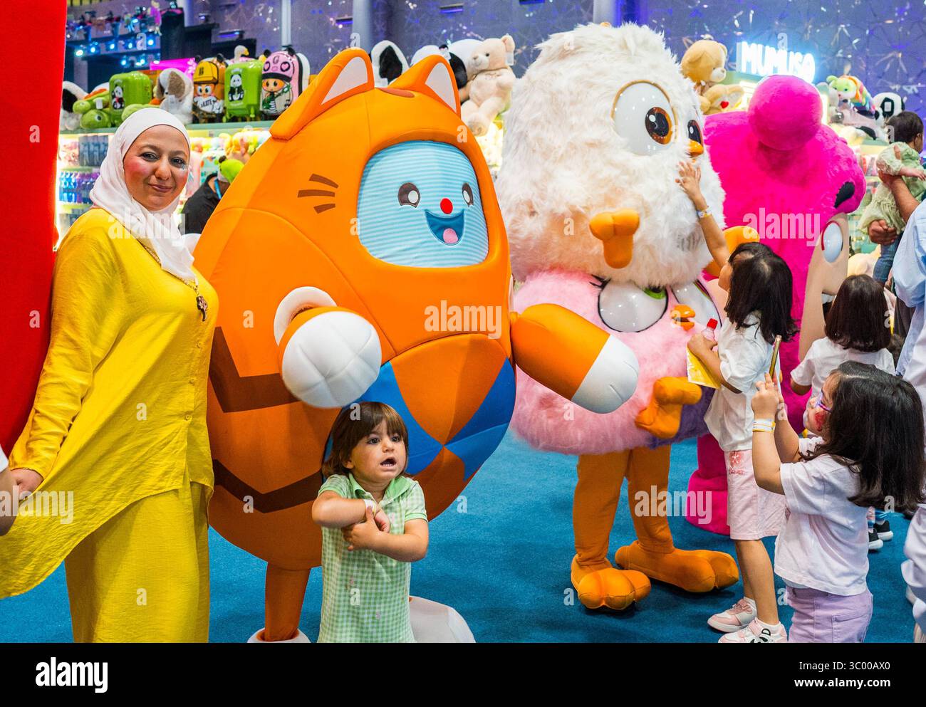 KATAR TOY FESTIVAL IN DOHA Kinder haben Spaß Katar Toy Festival im Doha Exhibition and Convention Center DECC in Doha, Katar, am 19. Juli 2025. Die Thi Stockfoto