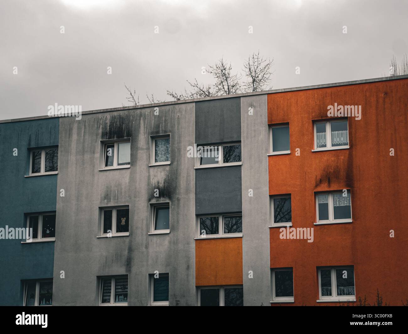 Eine moderne Gebäudefassade mit auffälligem Farbblock-Design, aufgenommen an einem bewölkten Tag in Frankfurt. Stockfoto