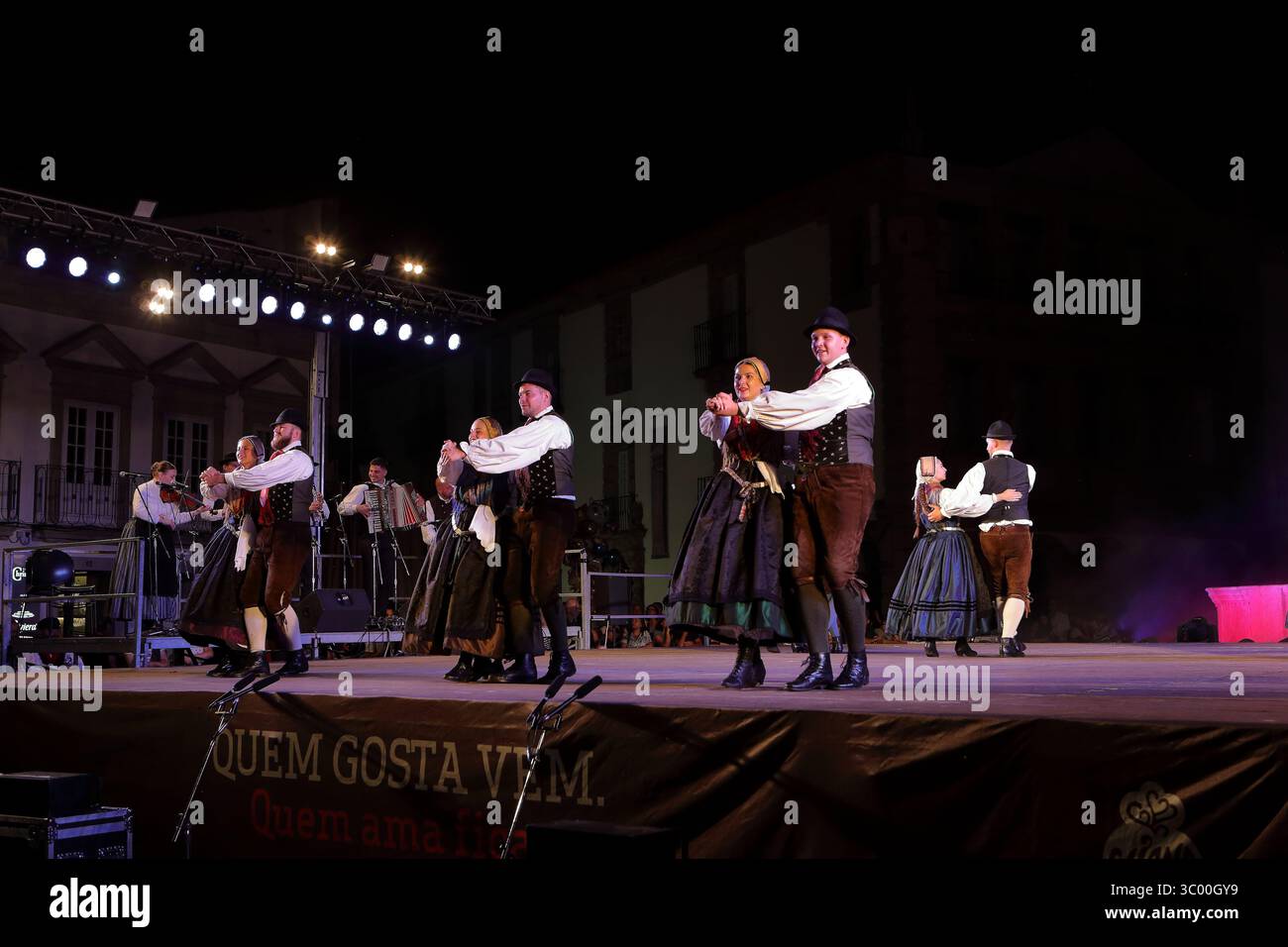 Viana do Castelo, Portugal - 17. Juli 2025: Team Portugal tritt auf der Bühne des Internationalen Folklorefestivals auf Stockfoto