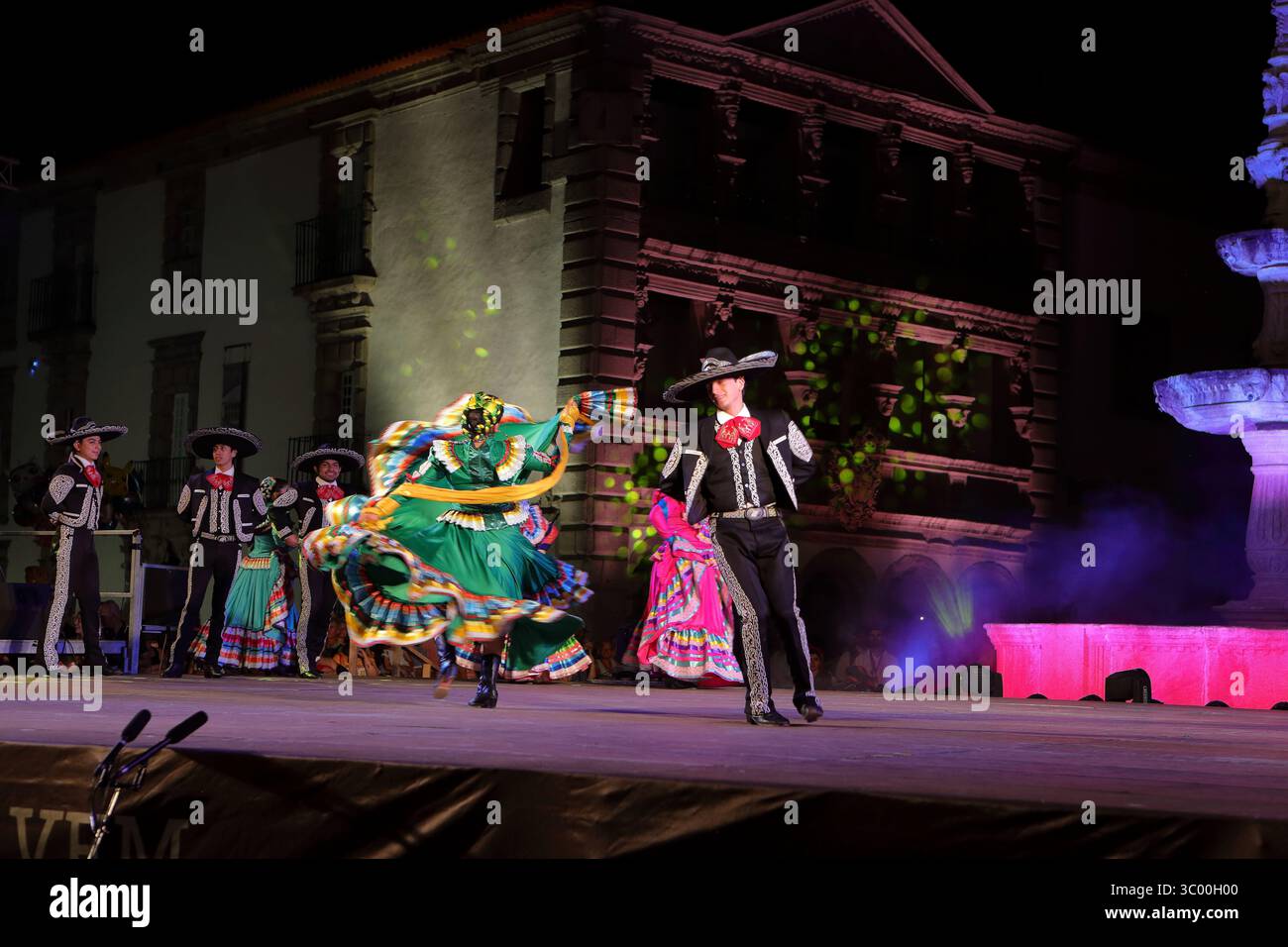 Viana do Castelo, Portugal - 17. Juli 2025: Team Mexico tritt auf der Bühne des Internationalen Folklorefestivals auf Stockfoto