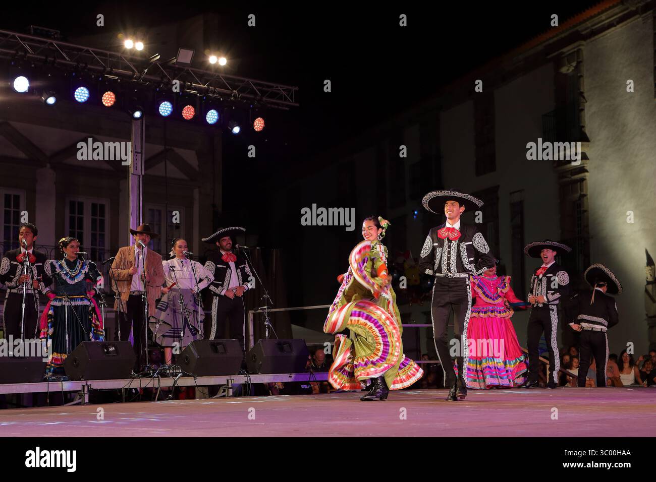 Viana do Castelo, Portugal - 17. Juli 2025: Team Mexico tritt auf der Bühne des Internationalen Folklorefestivals auf Stockfoto