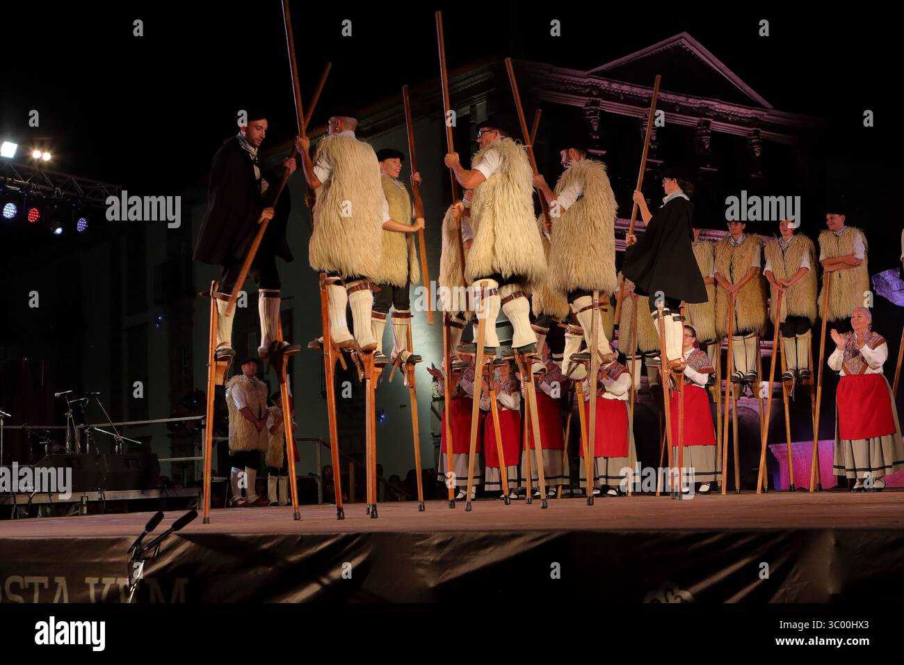 Viana do Castelo, Portugal - 17. Juli 2025: Team France tritt auf der Bühne des Internationalen Folklorefestivals auf Stockfoto