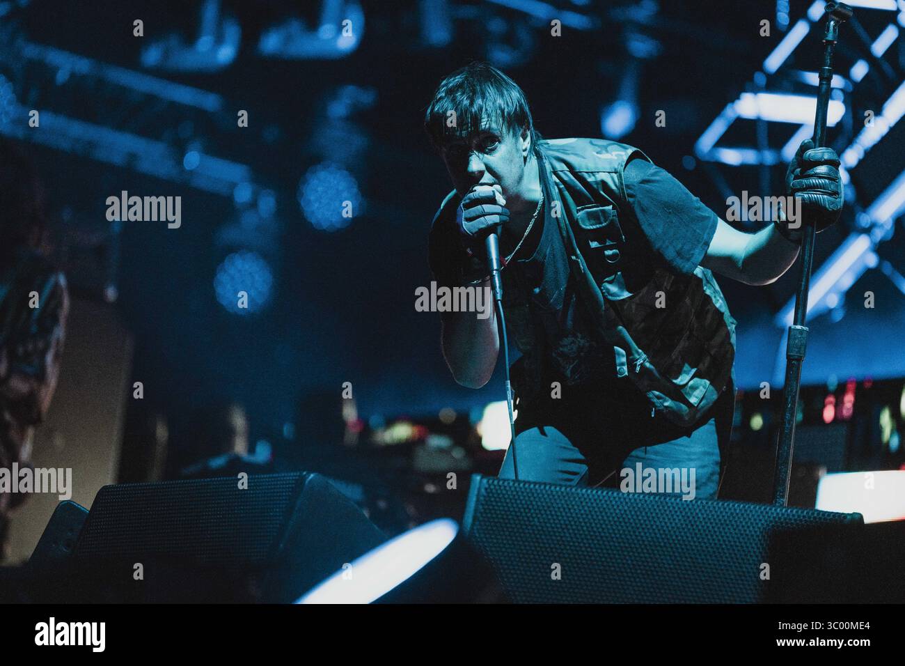 2. Juli 2022, Dänemark, Roskilde: Roskilde, Dänemark. Juli 2022. Die amerikanische Rockband The Strokes gibt ein Live-Konzert beim dänischen Musikfestival Roskilde Festival 2022 in Roskilde. Hier ist Sänger Julian Casablancas live auf der Bühne zu sehen., Credit:Mathias Kristense / ZUMA Press (Foto: © Mathias Kristense/Gonzales Foto via ZUMA Press) Stockfoto