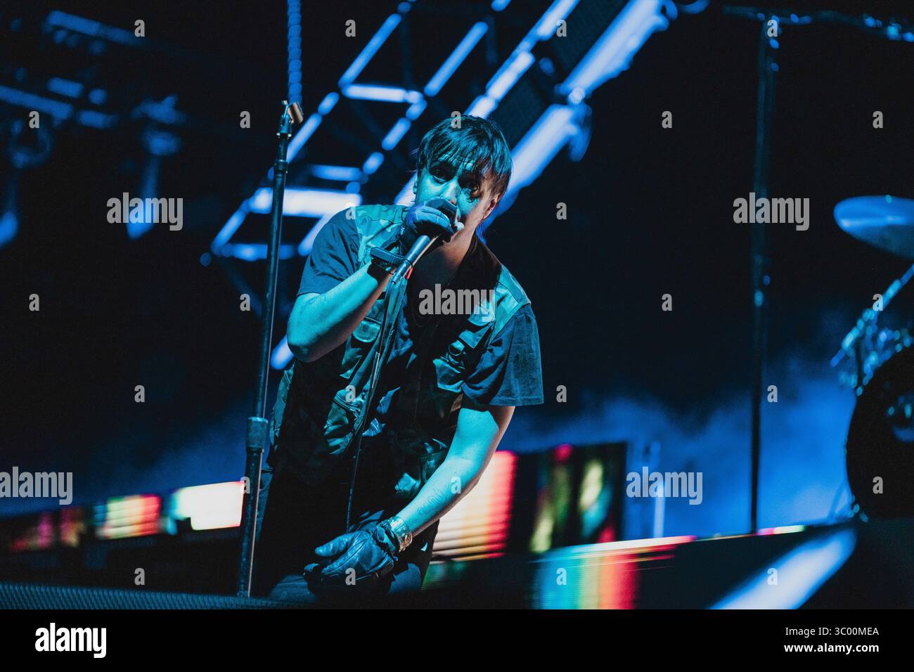 2. Juli 2022, Dänemark, Roskilde: Roskilde, Dänemark. Juli 2022. Die amerikanische Rockband The Strokes gibt ein Live-Konzert beim dänischen Musikfestival Roskilde Festival 2022 in Roskilde. Hier ist Sänger Julian Casablancas live auf der Bühne zu sehen., Credit:Mathias Kristense / ZUMA Press (Foto: © Mathias Kristense/Gonzales Foto via ZUMA Press) Stockfoto