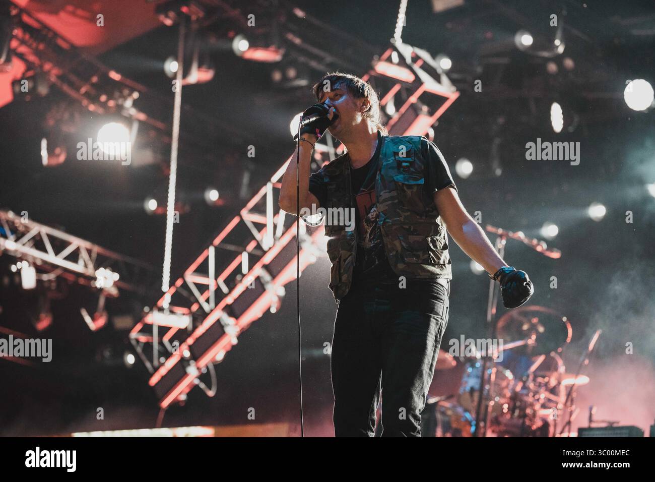 2. Juli 2022, Dänemark, Roskilde: Roskilde, Dänemark. Juli 2022. Die amerikanische Rockband The Strokes gibt ein Live-Konzert beim dänischen Musikfestival Roskilde Festival 2022 in Roskilde. Hier ist Sänger Julian Casablancas live auf der Bühne zu sehen., Credit:Mathias Kristense / ZUMA Press (Foto: © Mathias Kristense/Gonzales Foto via ZUMA Press) Stockfoto