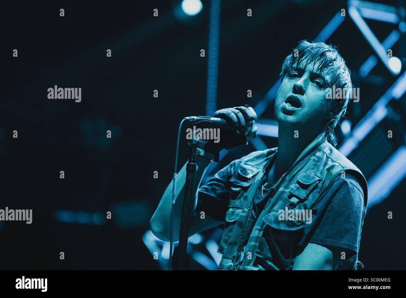 2. Juli 2022, Dänemark, Roskilde: Roskilde, Dänemark. Juli 2022. Die amerikanische Rockband The Strokes gibt ein Live-Konzert beim dänischen Musikfestival Roskilde Festival 2022 in Roskilde. Hier ist Sänger Julian Casablancas live auf der Bühne zu sehen., Credit:Mathias Kristense / ZUMA Press (Foto: © Mathias Kristense/Gonzales Foto via ZUMA Press) Stockfoto