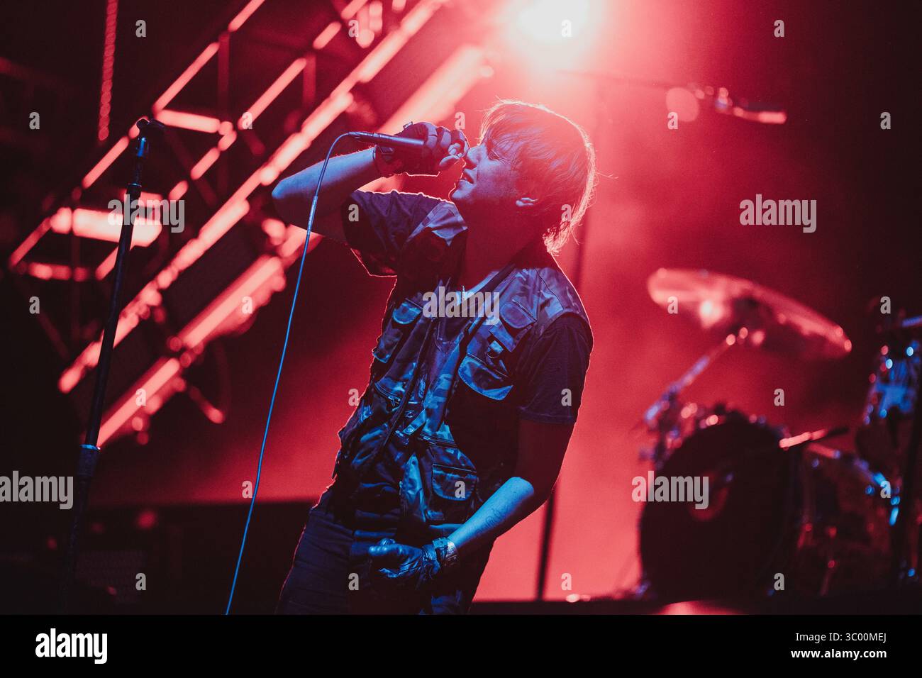 2. Juli 2022, Dänemark, Roskilde: Roskilde, Dänemark. Juli 2022. Die amerikanische Rockband The Strokes gibt ein Live-Konzert beim dänischen Musikfestival Roskilde Festival 2022 in Roskilde. Hier ist Sänger Julian Casablancas live auf der Bühne zu sehen., Credit:Mathias Kristense / ZUMA Press (Foto: © Mathias Kristense/Gonzales Foto via ZUMA Press) Stockfoto