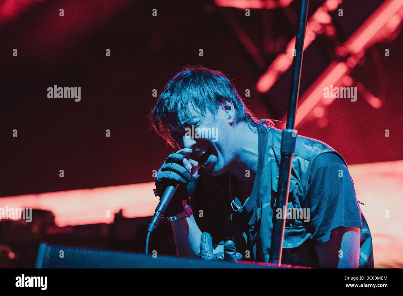 2. Juli 2022, Dänemark, Roskilde: Roskilde, Dänemark. Juli 2022. Die amerikanische Rockband The Strokes gibt ein Live-Konzert beim dänischen Musikfestival Roskilde Festival 2022 in Roskilde. Hier ist Sänger Julian Casablancas live auf der Bühne zu sehen., Credit:Mathias Kristense / ZUMA Press (Foto: © Mathias Kristense/Gonzales Foto via ZUMA Press) Stockfoto