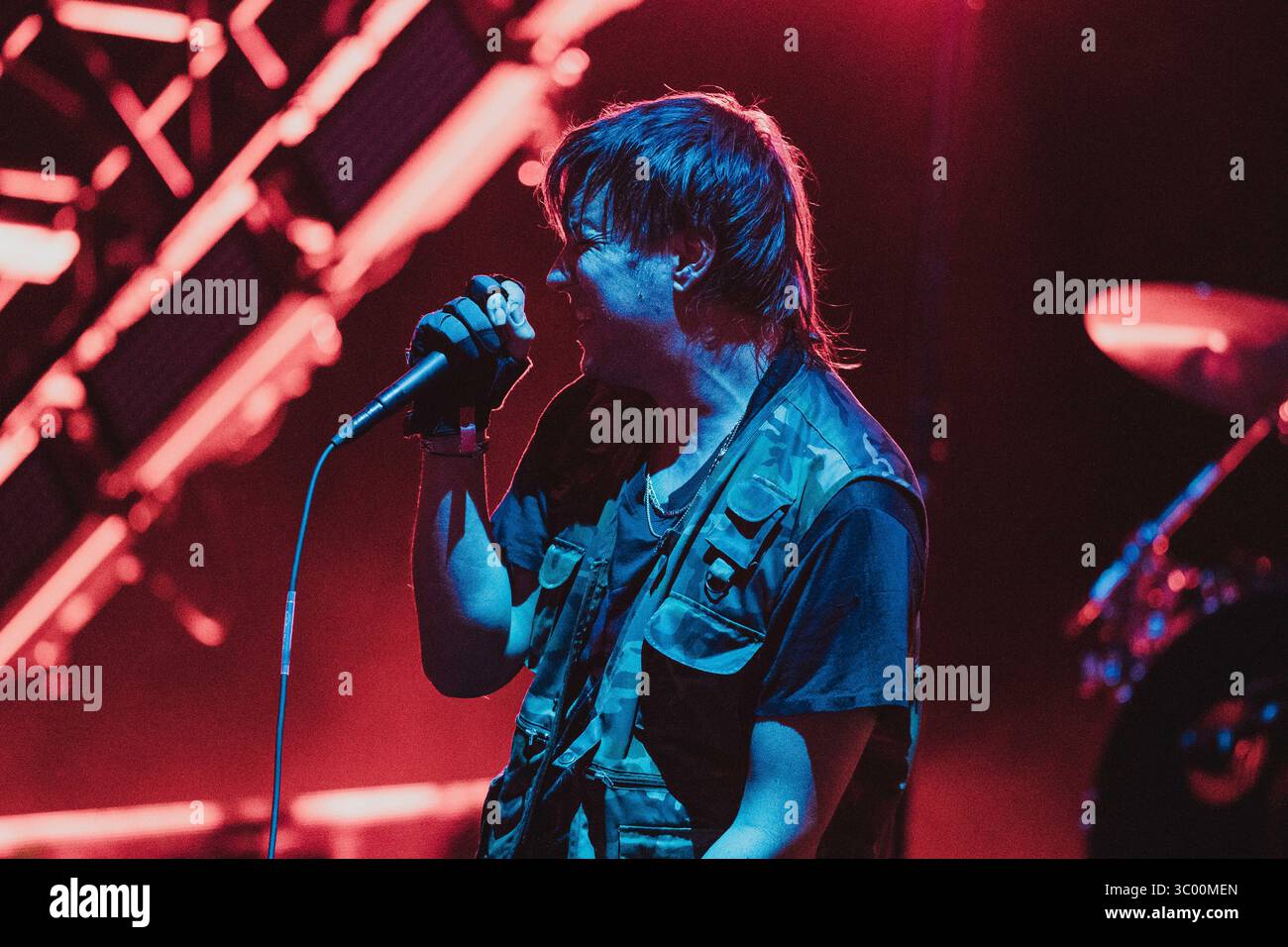 2. Juli 2022, Dänemark, Roskilde: Roskilde, Dänemark. Juli 2022. Die amerikanische Rockband The Strokes gibt ein Live-Konzert beim dänischen Musikfestival Roskilde Festival 2022 in Roskilde. Hier ist Sänger Julian Casablancas live auf der Bühne zu sehen., Credit:Mathias Kristense / ZUMA Press (Foto: © Mathias Kristense/Gonzales Foto via ZUMA Press) Stockfoto