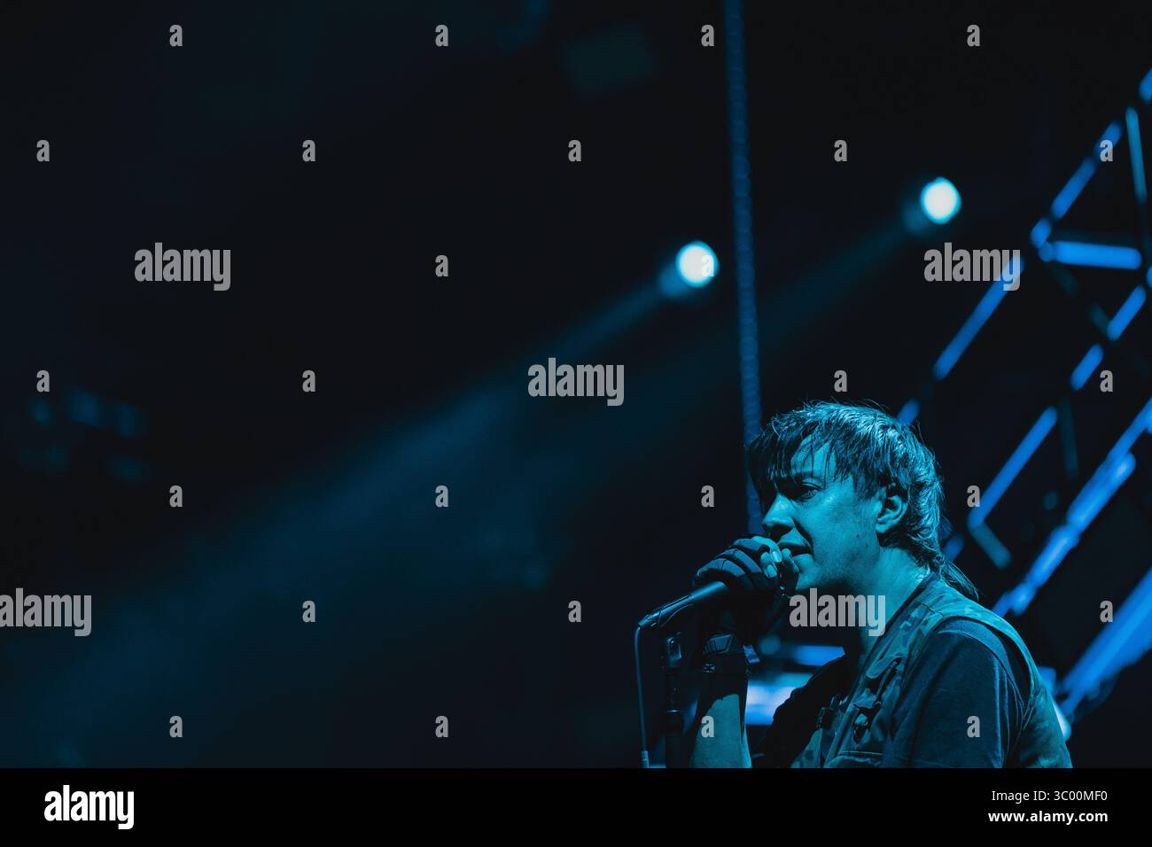 2. Juli 2022, Dänemark, Roskilde: Roskilde, Dänemark. Juli 2022. Die amerikanische Rockband The Strokes gibt ein Live-Konzert beim dänischen Musikfestival Roskilde Festival 2022 in Roskilde. Hier ist Sänger Julian Casablancas live auf der Bühne zu sehen., Credit:Mathias Kristense / ZUMA Press (Foto: © Mathias Kristense/Gonzales Foto via ZUMA Press) Stockfoto