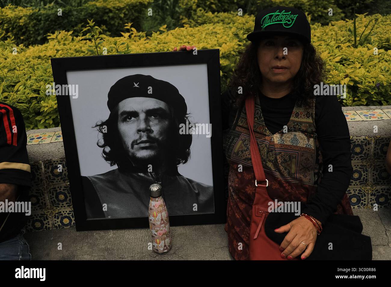 20. Juli 2025, Mexiko-Stadt, Ciudad de Mexico, Mexiko: Eine Person hält ein Bild von Che Guevara, während sie an einem Protest gegen die Entfernung der Statuen der kubanischen Revolutionsführer Che Guevara und Fidel Castro im Tabacalera-Park von CuauhtÃ Alessandra Rojo de la Vega teilnimmt. Am 20. Juli 2025 in Mexiko-Stadt. (Kreditbild: © Ian Robles/OKULARIS via ZUMA Press Wire) NUR REDAKTIONELLE VERWENDUNG! Nicht für kommerzielle ZWECKE! Stockfoto