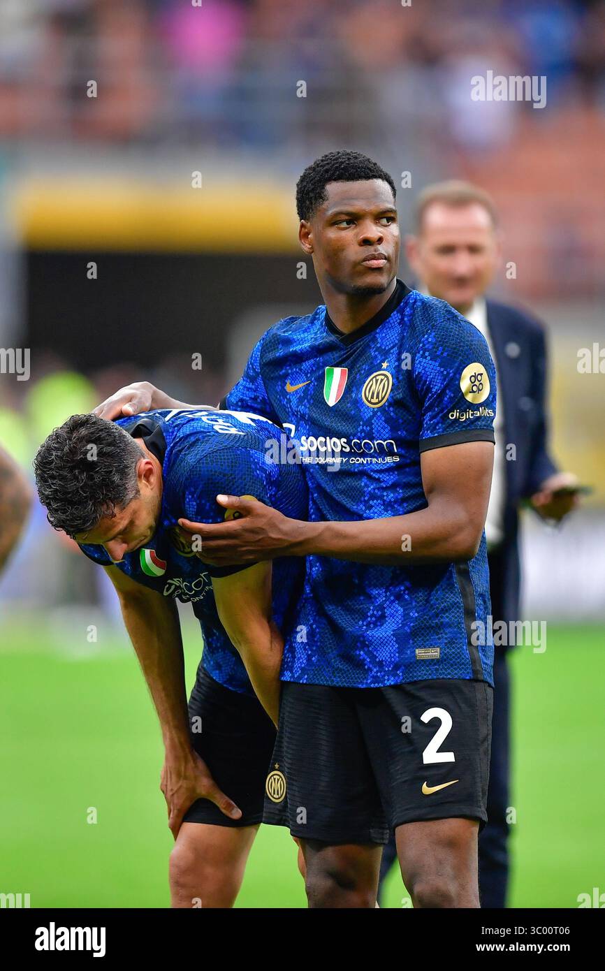 Mai 2022, Italien, Mailand: Mailand, Italien. Mai 2022. Andrea Ranocchia (13) und Denzel Dumfries (2) von Inter gesehen nach dem Spiel Der Serie A zwischen Inter und Sampdoria bei Giuseppe Meazza in Mailand., Credit:Tommaso Fimiano / ZUMA Press (Credit Image: © Tommaso Fimiano/Gonzales Photo via ZUMA Press) Stockfoto