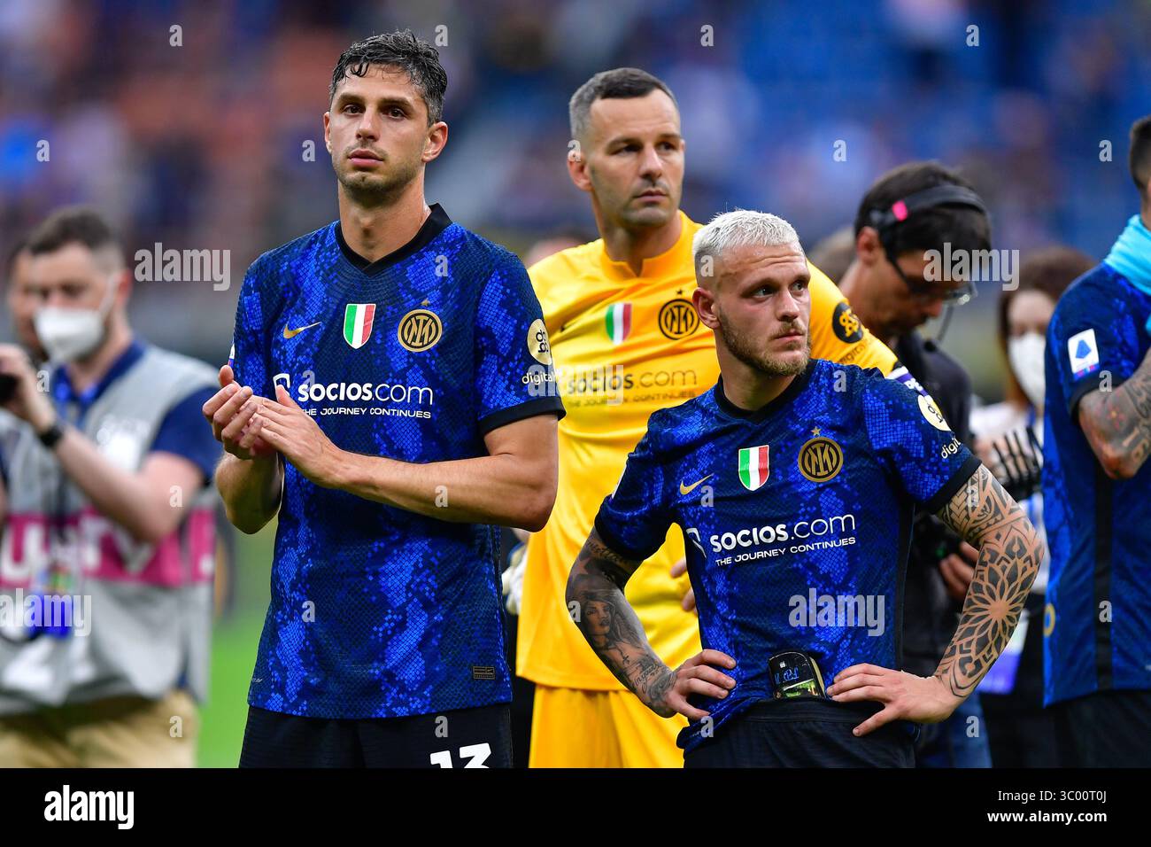 Mai 2022, Italien, Mailand: Mailand, Italien. Mai 2022. Andrea Ranocchia (13) und Federico Dimarco (32) von Inter gesehen nach dem Spiel Der Serie A zwischen Inter und Sampdoria in Giuseppe Meazza in Mailand., Credit:Tommaso Fimiano / ZUMA Press (Credit Image: © Tommaso Fimiano/Gonzales Photo via ZUMA Press) Stockfoto