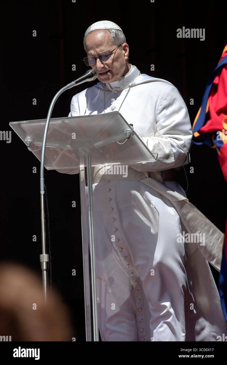 Castel Gandolfo, Italien, 20. Juli 2025. Papst Leo XIV. Leitet das Angelusgebet aus dem Apostolischen Palast von Castel Gandolfo, wo der Papst seine Sommerferien verbringt. Maria Grazia Picciarella/Alamy Live News Stockfoto