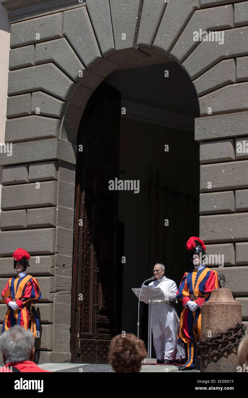 Castel Gandolfo, Italien, 20. Juli 2025. Papst Leo XIV. Leitet das Angelusgebet aus dem Apostolischen Palast von Castel Gandolfo, wo der Papst seine Sommerferien verbringt. Maria Grazia Picciarella/Alamy Live News Stockfoto