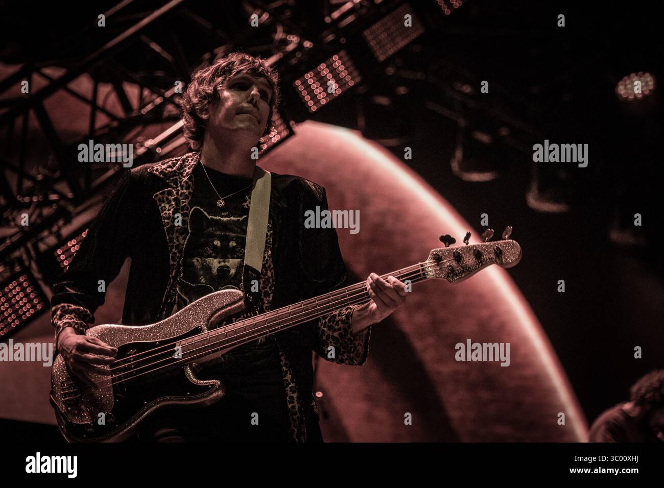2. Juli 2022, Dänemark, Roskilde: Roskilde, Dänemark. Juli 2022. Der Bassist Nikolai Fraiture Julian Casablancas ist live auf der Bühne zu sehen., Credit:Thomas Rasmussen / ZUMA Press (Credit Image: © Thomas Rasmussen/Gonzales Foto via ZUMA Press) Stockfoto