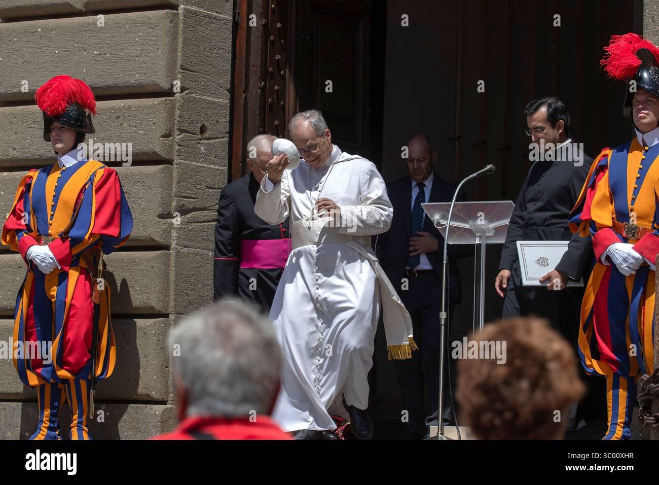 Castel Gandolfo, Italien, 20. Juli 2025. Papst Leo XIV. Leitet das Angelusgebet aus dem Apostolischen Palast von Castel Gandolfo, wo der Papst seine Sommerferien verbringt. Maria Grazia Picciarella/Alamy Live News Stockfoto