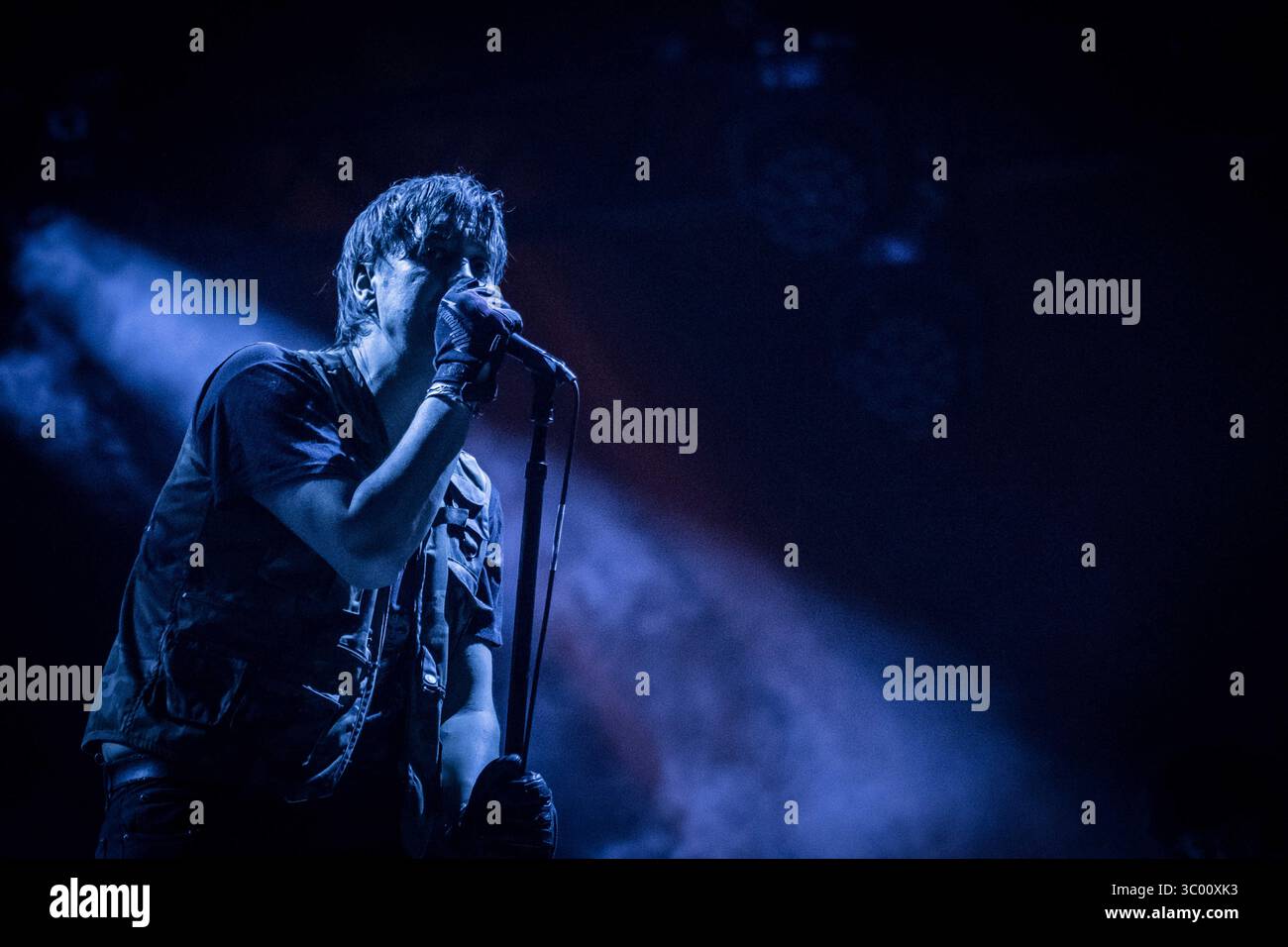 2. Juli 2022, Dänemark, Roskilde: Roskilde, Dänemark. Juli 2022. Die amerikanische Rockband The Strokes gibt ein Live-Konzert beim dänischen Musikfestival Roskilde Festival 2022 in Roskilde. Hier ist Sänger Julian Casablancas live auf der Bühne zu sehen., Credit:Thomas Rasmussen / ZUMA Press (Credit Image: © Thomas Rasmussen/Gonzales Foto via ZUMA Press) Stockfoto