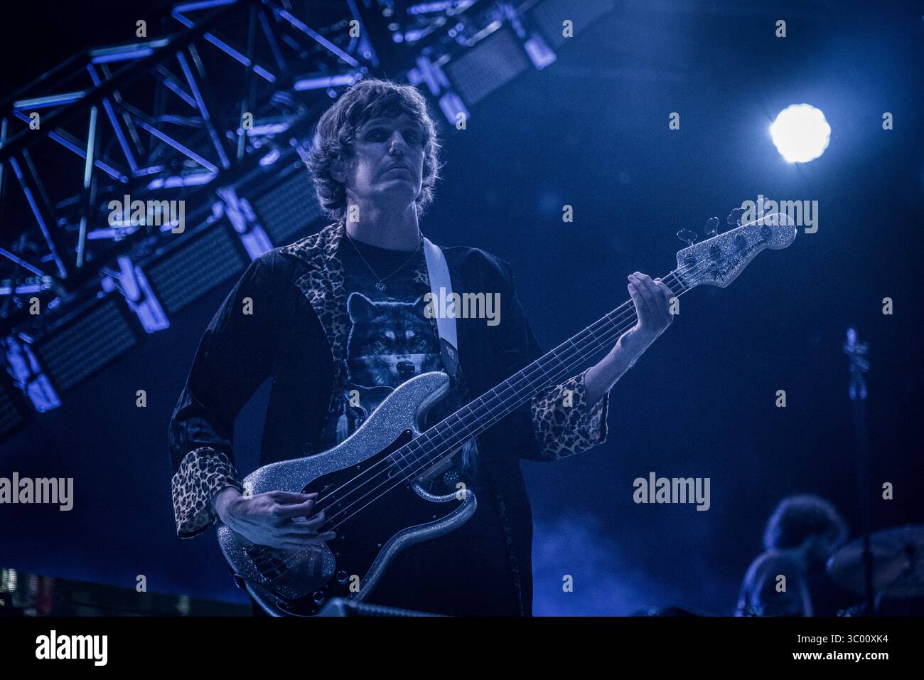 2. Juli 2022, Dänemark, Roskilde: Roskilde, Dänemark. Juli 2022. Der Bassist Nikolai Fraiture Julian Casablancas ist live auf der Bühne zu sehen., Credit:Thomas Rasmussen / ZUMA Press (Credit Image: © Thomas Rasmussen/Gonzales Foto via ZUMA Press) Stockfoto