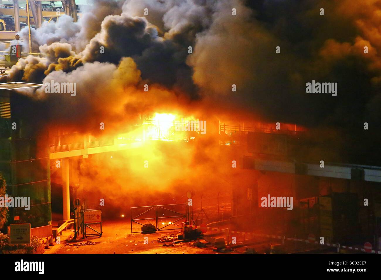17. November 2019, Hongkong, Volksrepublik China: Hongkong, China. November 2019. Demonstranten zündeten den Eingang der Polytechnischen Universität in Hongkong an, um die Polizei am Betreten zu hindern. Hier treffen Demonstranten und Polizisten auf einer Brücke, die den Campus der Hong Kong Polytechnic University verbindet, am Sonntagabend aufeinander. (Foto: © Gonzales/Gonzales Foto via ZUMA Press) Stockfoto