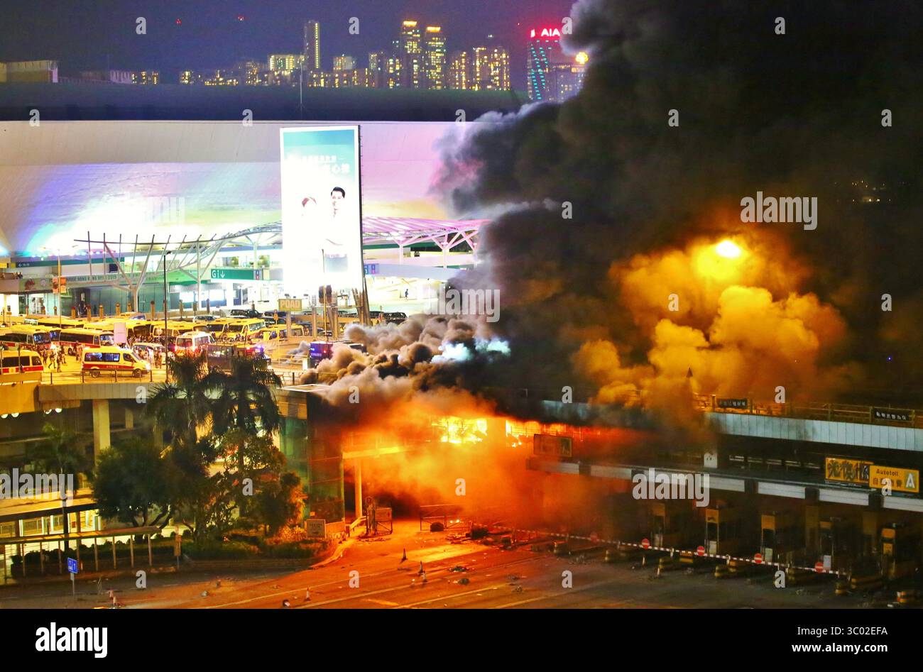 17. November 2019, Hongkong, Volksrepublik China: Hongkong, China. November 2019. Demonstranten zündeten den Eingang der Polytechnischen Universität in Hongkong an, um die Polizei am Betreten zu hindern. Hier treffen Demonstranten und Polizisten auf einer Brücke, die den Campus der Hong Kong Polytechnic University verbindet, am Sonntagabend aufeinander. (Foto: © Gonzales/Gonzales Foto via ZUMA Press) Stockfoto