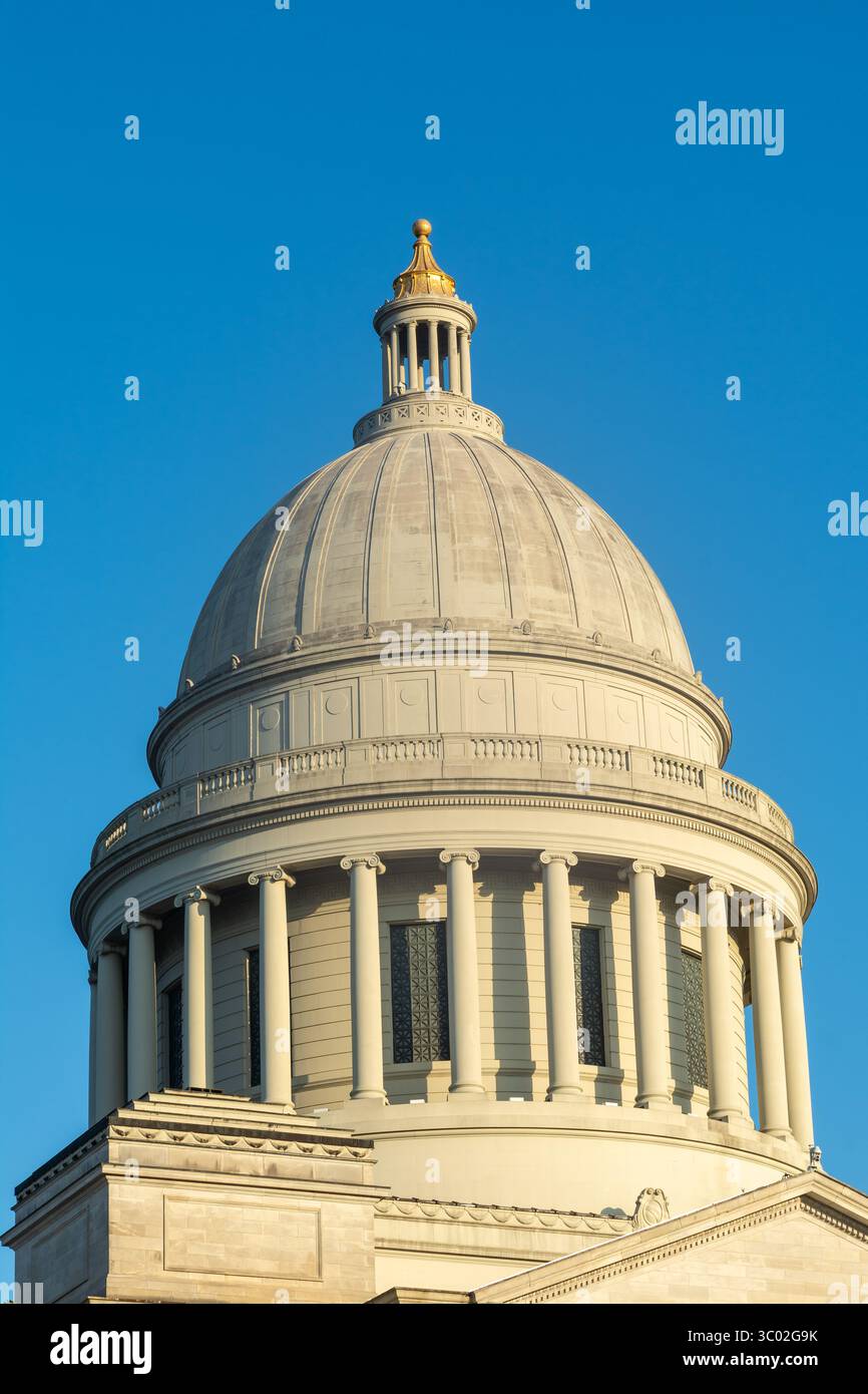 Außendetails des Arkansas State Capitol-Gebäudes mit blauem Himmel dahinter. Stockfoto