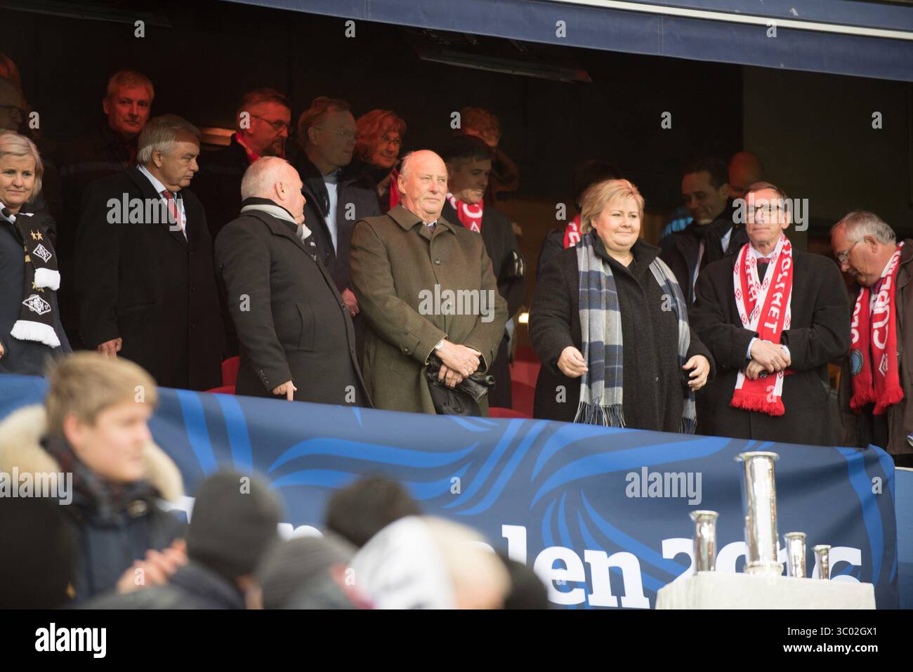 November 2016 - Oslo, England, Norwegen - Norwegen, Oslo, November 2016. Der norwegische Monarch König Harald V. (dunkelgrüne Jacke) wurde zusammen mit dem norwegischen Premierminister Erna Solberg beim Finale des Norwegischen Pokals zwischen Kongsvinger und Rosenborg im Ullevaal-Stadion gesehen. (Foto: © Jan-Erik Eriksen/Gonzales Foto via ZUMA Press) Stockfoto