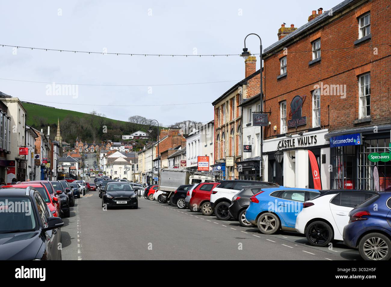 Newtown, Wales, Großbritannien - 29. März 2025; Blick auf die Stadt Broad Street in Powys, Newtown Wales Stockfoto
