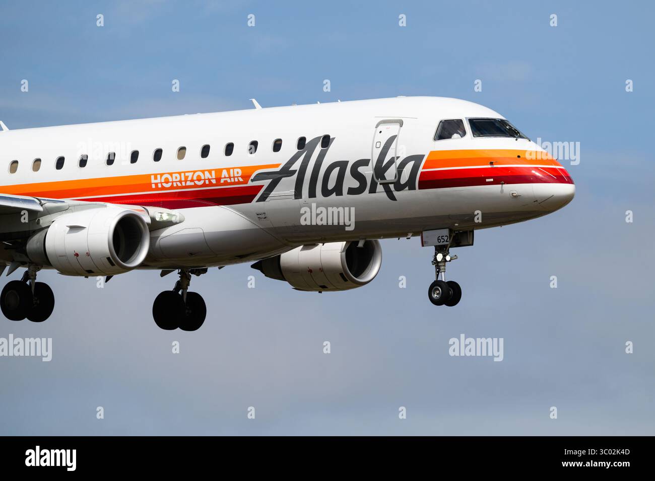 Everett, WA, USA - 18. Juli 2025; Alaska Airlines Embraer 175 in Nahaufnahme mit speziellem Horizon Retro-Farbschema, bekannt als Meatball Stockfoto