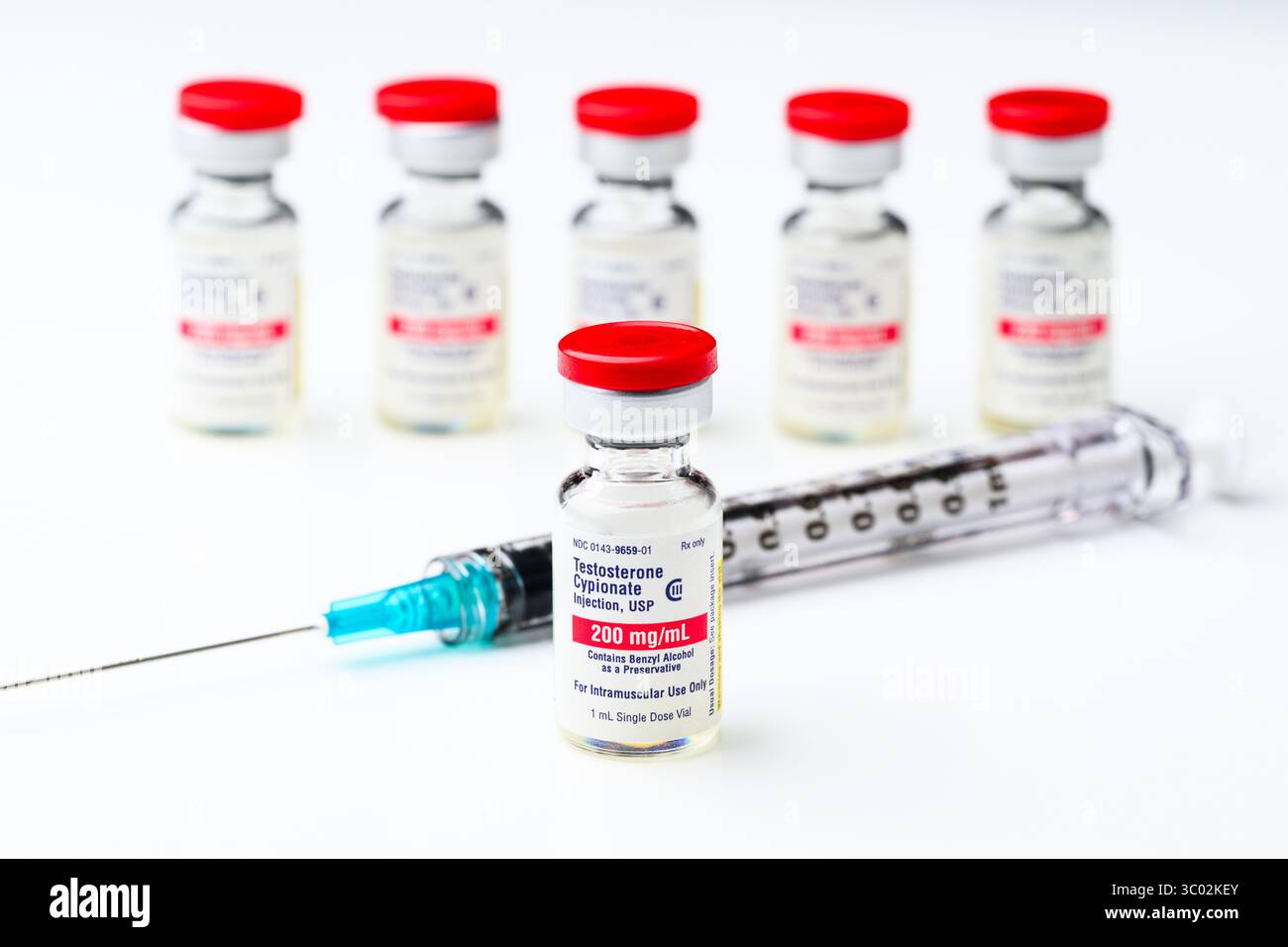 Seattle - 20. Juli 2025; Testosteron Cypionate Substanz Fläschchen und Nadel mit Hintergrund Reihe von Flaschen Stockfoto