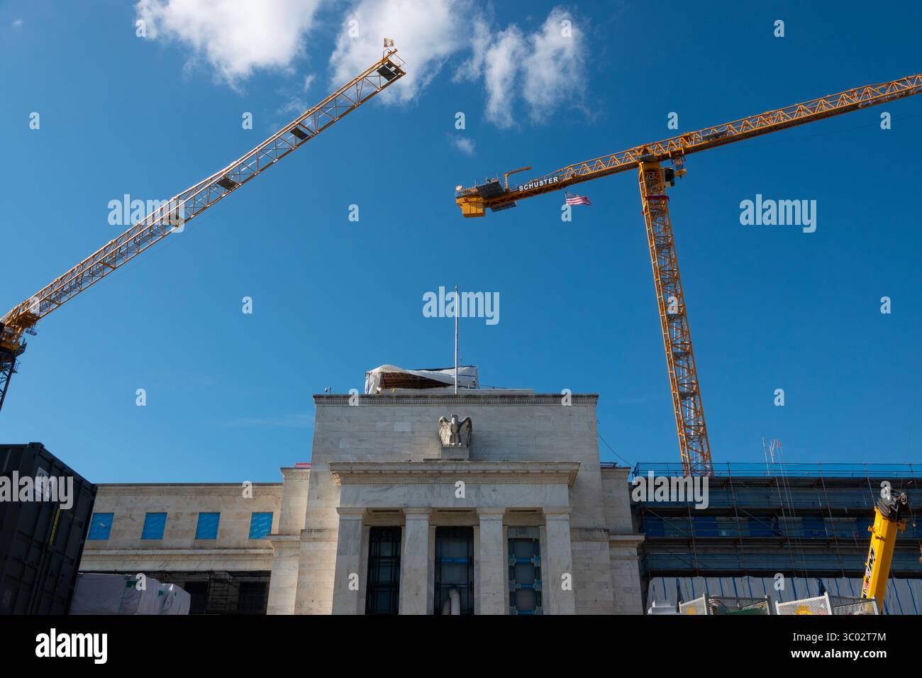 US Washington DC Federal Reserve Gebäude während einer Renovierung mit dem Vorsitzenden Jerome Powell - Central Banking System der USA unter 2,5 Milliarden Dollar Stockfoto